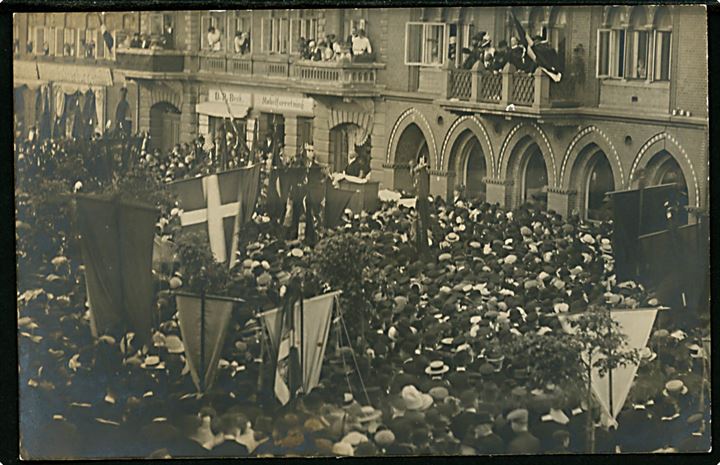 Esbjerg, Torvet med mindehøjtidelighed for Bramminge-ulykken i 1913. Dette kort er fra aften højtidligheden der blev holdt til minde om Journalist/Politiker Peter Sabroe. Fotokort u/no.