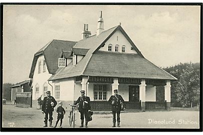 Dianalund jernbanestation med postbude. Chr. Hansen u/no.