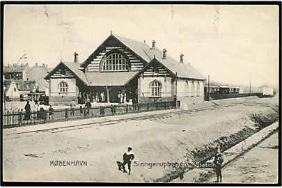 Købh., Lygten, Slangerupbanens station med tog i baggrunden. Stenders no. 5724.