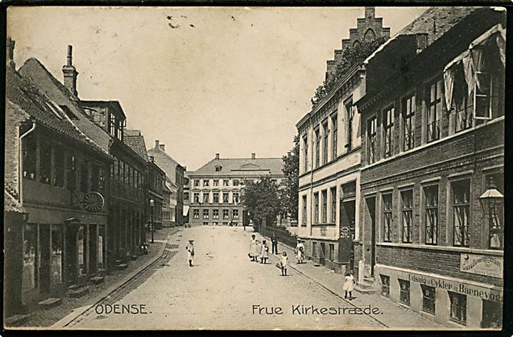 Odense, Frue Kirkestræde med Hotel Postgården i baggrunden. Stenders no. 7181.