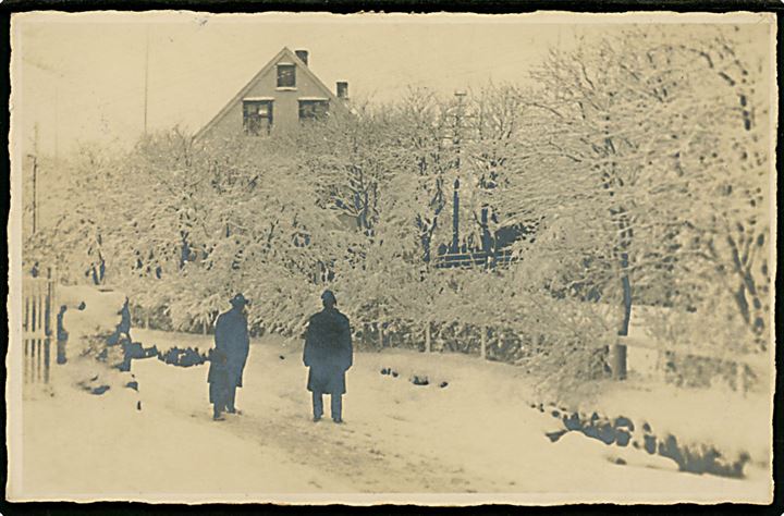 Thorshavn, sneklædt have. Fotokort u/no. Frankeret med 10 øre Bølgelinie og Julemærke 1928 sendt fra Thorshavn d. 17.12.1928 til København.