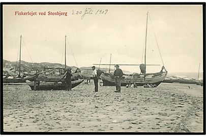 Stenbjerg fiskerleje med fiskefartøjer. W. & M. no. 637.