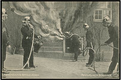 Købh. Københavns Brandvæsen, Røghjælmen benyttes. Fotograf Orla Bock. A. Vincent no. 489.