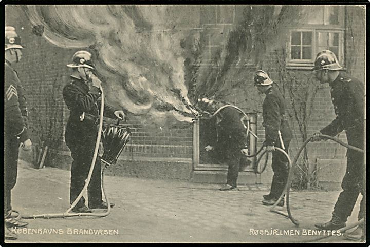 Købh. Københavns Brandvæsen, Røghjælmen benyttes. Fotograf Orla Bock. A. Vincent no. 489.