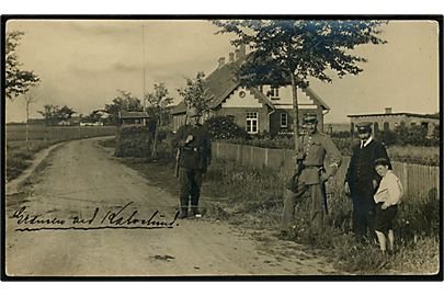 Kalvslund, grænsen med dansk og tysk grænsevagt. Fotograf A. Lauridsen, Ribe. U/no.