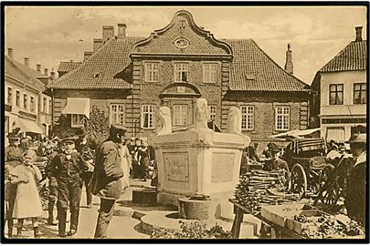 Viborg, Nytorv med Sct. Kjelds Brønd og markedsdag. W. & M. u/no.