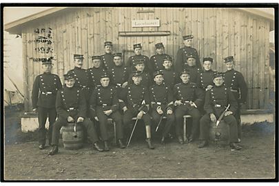 Aarhus (?), soldater ved bygningen Løveburet. Fotokort u/no. anvendt lokalt i Aarhus 1909.