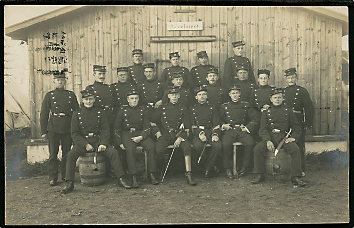 Aarhus (?), soldater ved bygningen Løveburet. Fotokort u/no. anvendt lokalt i Aarhus 1909.