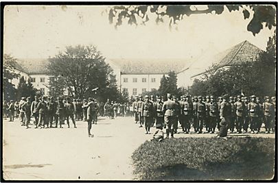 Augustenborg, soldater fra Sønderjydsk Kommando opstillet ved Augustenborg slot. Fotokort u/no. anvendt 1921.