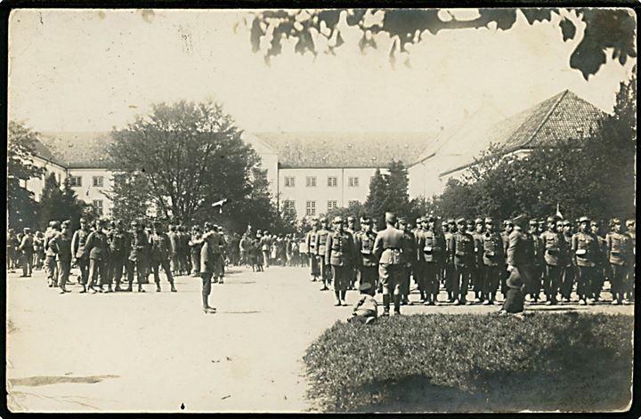 Augustenborg, soldater fra Sønderjydsk Kommando opstillet ved Augustenborg slot. Fotokort u/no. anvendt 1921.