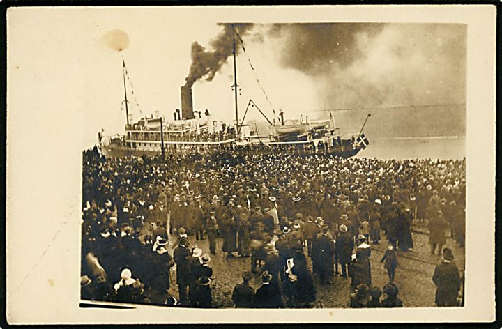 Genforening. Stemmeberettigede ankommer med skib til Flensburg. Fotokort u/no.