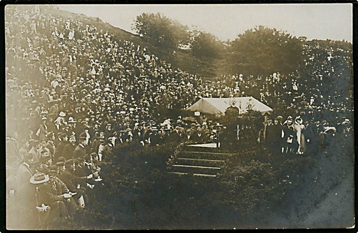 Genforening. Ungdomsmødet på Dybbøl Banke den 25.5.1919. Fotokort u/no.