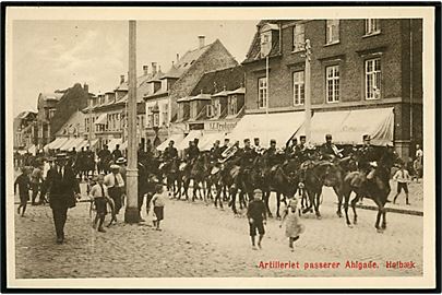 Holbæk. Artilleriet passerer Ahlgade. E. Henningsens/Stenders no. 37090.