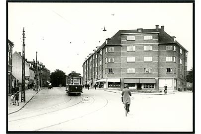 Odense. Skibhusvej med Sporvogn. En ASEA-Motorvogn nr. 5. Foto fra sidst i 1930erne. Her som nytryk i tillæg til bladet Bytrafik no. 4, 1980.