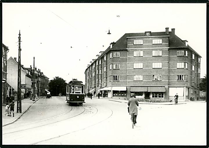 Odense. Skibhusvej med Sporvogn. En ASEA-Motorvogn nr. 5. Foto fra sidst i 1930erne. Her som nytryk i tillæg til bladet Bytrafik no. 4, 1980.