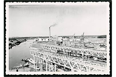 Odense Stålskibsværft, udsigt over. I baggrunden Fynsværket. Foto u/no. (7x10cm.). 