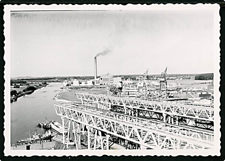 Odense Stålskibsværft, udsigt over. I baggrunden Fynsværket. Foto u/no. (7x10cm.). 