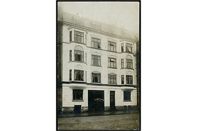 Facade med Frugt & Grøntforretning ved Jens Pedersen. Ukendt sted. Fotokort u/no.