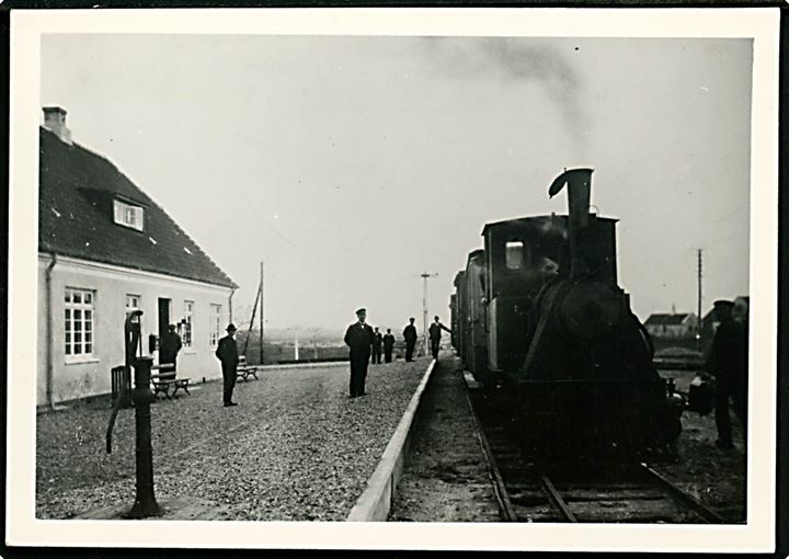 Skagen, sidste tur med smalsporet tog på Skagenbanen 1924. Nyere fotograf 9x12½ cm.