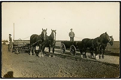 2 hestetrukne landbrugs maskine og vogn. Fotokort u/no. 