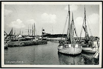 Neksø, havn med fiskefartøj S.E.66 og i baggrunden større dampskib. Stenders no. 90.