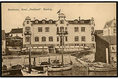 Sandvig, Hotel Nordland og fiskefartøjer - bl.a. Sandvig og Pelikan. F. Sørensen no. 2162.