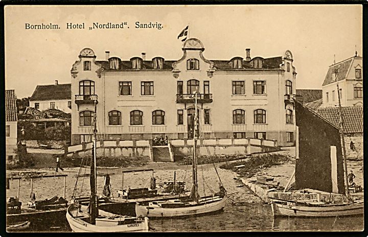 Sandvig, Hotel Nordland og fiskefartøjer - bl.a. Sandvig og Pelikan. F. Sørensen no. 2162.