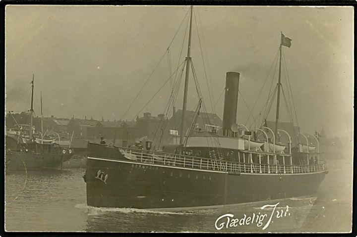 Bornholm, S/S, Dampskibsselskabet paa Bornholm af 1866 A/S. Fotografisk julekort fra Københavns havn. U/no. Frankeret med 3 øre Bølgelinie og Julemærke 1913 og sendt lokalt i Kjøbenhavn d. 23.12.1913.