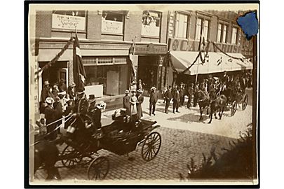 Odense, Kongensgade 31 Varehus Carl Friis under kongebesøg. Fotografi 9x11 cm.