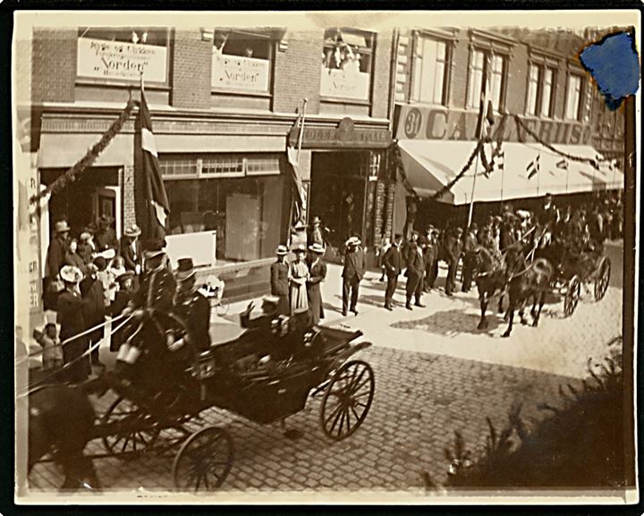 Odense, Kongensgade 31 Varehus Carl Friis under kongebesøg. Fotografi 9x11 cm.