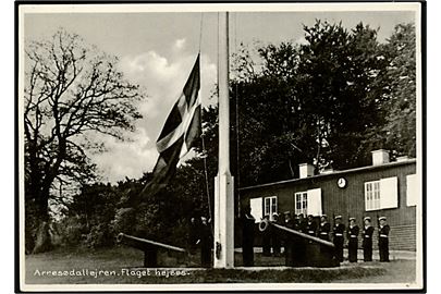 Frederiksværk, Arresødal lejren. Flaget hejses. Stenders no. 93628.