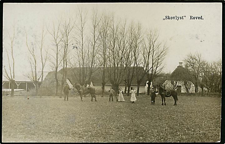 Roved ved Vejen, ejendommen Skovlyst. Fotokort u/no.