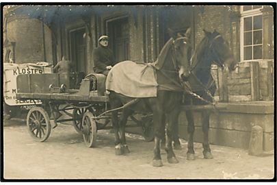 Odense, Hestevogn og lastvogn med Odense nr.-plade M302? og reklame for Kloster Margarine / Slagelse ved læsserampe. Sendt fra Karen og Hans Larsen, Holmehusvej 57, Odense. Fotokort u/no.