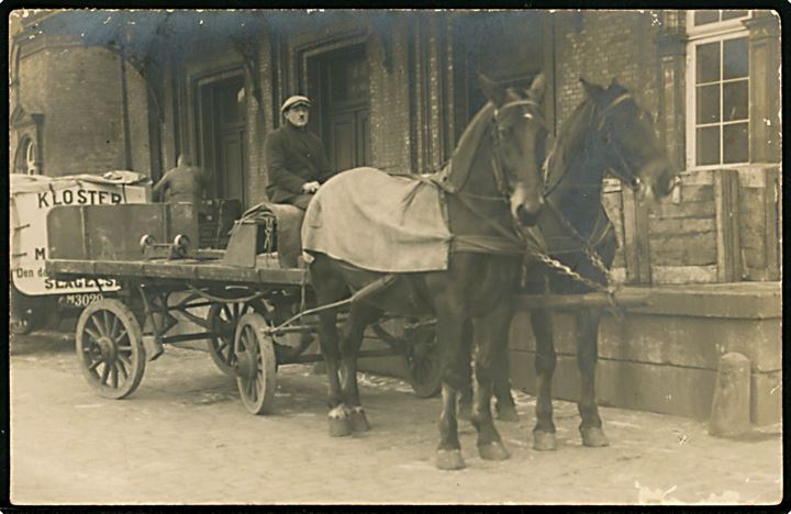 Odense, Hestevogn og lastvogn med Odense nr.-plade M302? og reklame for Kloster Margarine / Slagelse ved læsserampe. Sendt fra Karen og Hans Larsen, Holmehusvej 57, Odense. Fotokort u/no.