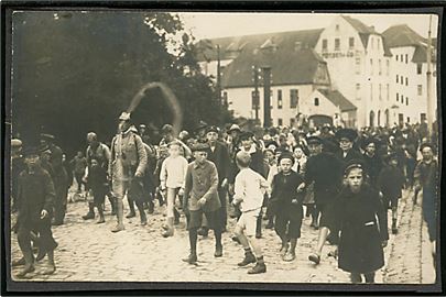 Spejdere fra Det Danske Spejderkorps besøger Sønderborg (23.-24.7.1919) i forbindelse med DDS's 2. korpslejr - Hindsgavllejren 16.-26.7.1919. Fotokort u/no opklæbet på karton.