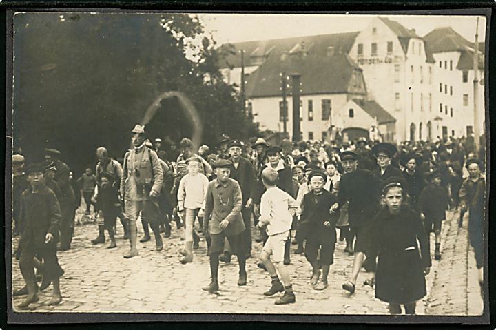 Spejdere fra Det Danske Spejderkorps besøger Sønderborg (23.-24.7.1919) i forbindelse med DDS's 2. korpslejr - Hindsgavllejren 16.-26.7.1919. Fotokort u/no opklæbet på karton.