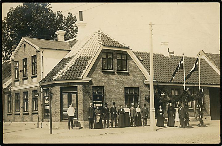 Fredericia, Købmagergade 50 med udsmykning i anledning af sølvbryllup. Fotokort u/no.