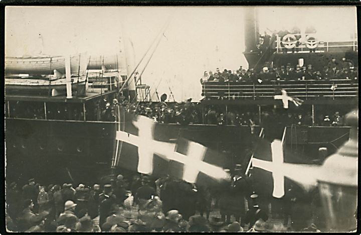 Genforening. S/S København i Sønderborg med stemmeberettigede. Fotokort u/no.