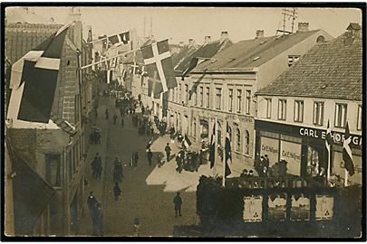 Genforening. Aabenraa med flag og agitationsplakater i afstemningsperioden. Clausen u/no. Sendt fra stemmeberettiget som netop er ankomme med særtog fra Skive over Bramminge og Vamdrup, frankeret med 15 pfg. Fælles udg. stemplet Apenrade **a d. 9.2.1920 til Nykøbing Mors, Danmark.