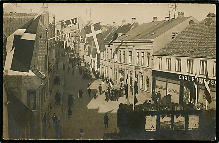 Genforening. Aabenraa med flag og agitationsplakater i afstemningsperioden. Clausen u/no. Sendt fra stemmeberettiget som netop er ankomme med særtog fra Skive over Bramminge og Vamdrup, frankeret med 15 pfg. Fælles udg. stemplet Apenrade **a d. 9.2.1920 til Nykøbing Mors, Danmark.