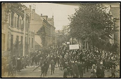 Genforening. Demonstration i Haderslev med skilt: Vi forlanger Toldgrænsen flyttet og Kronemøntens indførelse. Fotokort u/no. frankeret med 5 pfg. og 10 pfg. Fælles udg. stemplet Hadersleben d. 4.5.1920 til Ketting på Als. 