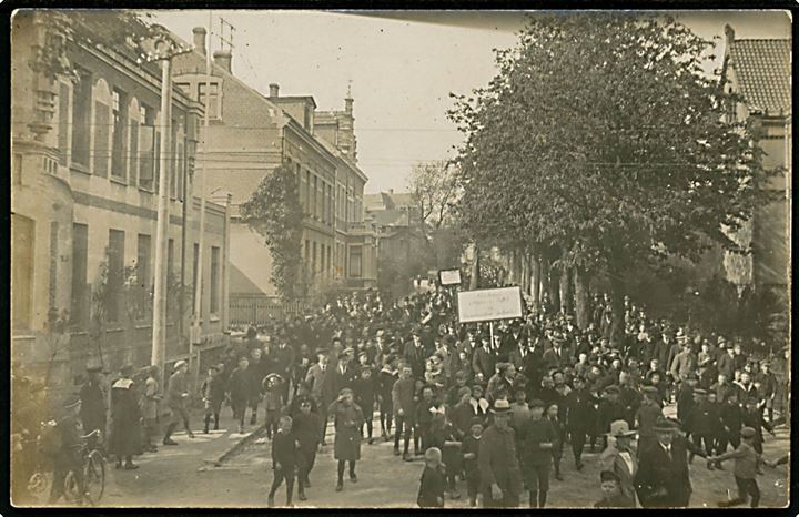 Genforening. Demonstration i Haderslev med skilt: Vi forlanger Toldgrænsen flyttet og Kronemøntens indførelse. Fotokort u/no. frankeret med 5 pfg. og 10 pfg. Fælles udg. stemplet Hadersleben d. 4.5.1920 til Ketting på Als. 