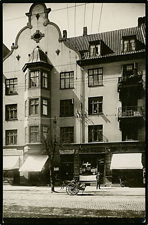 Hellerup. Strandvejen 179 med With Reith Dyrlæge, Filial af Københavns Største en gros smørforsyning og Frugt Handel ved Carl Petersen. Fotokort u/no. 