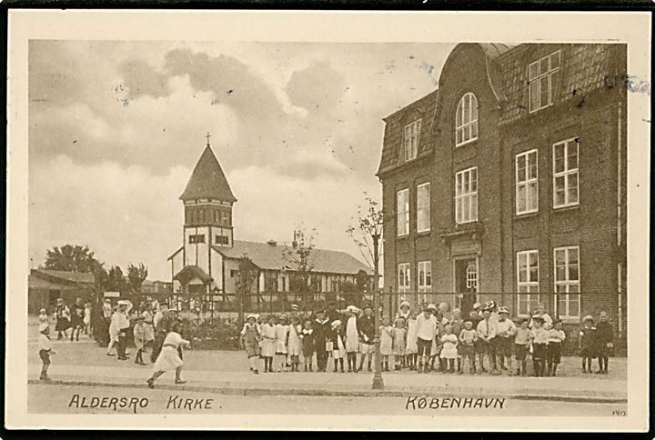 Aldersro Kirke i Aldersrogade, en vandrekirke bygget i kokolith (gips og kokosnøddeskaller), som tidligere havde tjent som midlertidig kirke i Mariendals Sogn. Den var tegnet af Aage Bugge og kom til Aldersro i 1908. En del skolebørn i forgrunden. Dansk Lystrykkeri no. 1413.