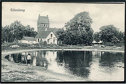 Esbønderup, parti med gadekær og kirke. P. Alstrup no. 5432.