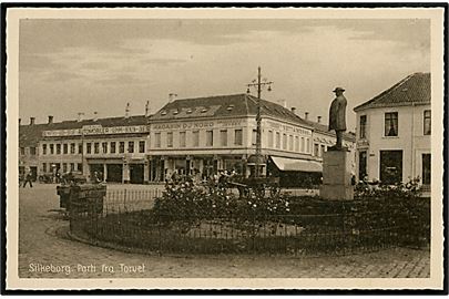 Silkeborg. Parti fra Torvet med Magasin du Nords udsalg. Stenders Silkeborg no. 110.