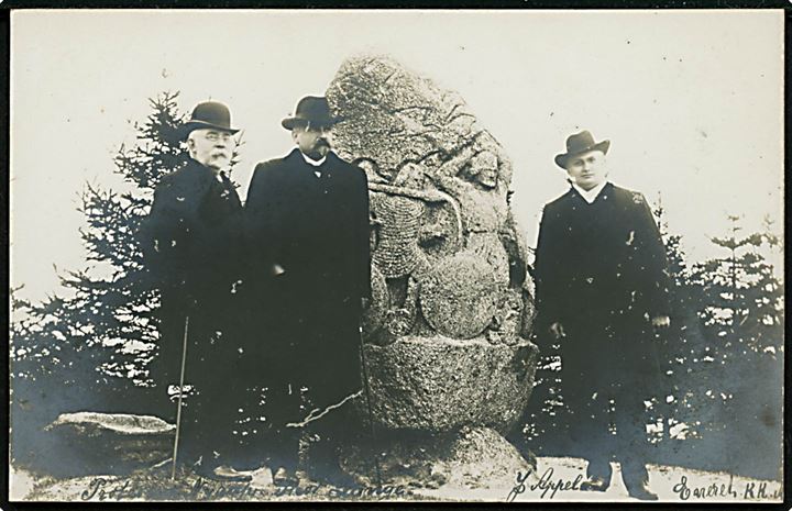 Skibelund Krat - Magnusstenen med digter Thor Lange omgivet af danskhedens forkæmpere Professor Nyrop og J. Appel. Fotokort U/no.