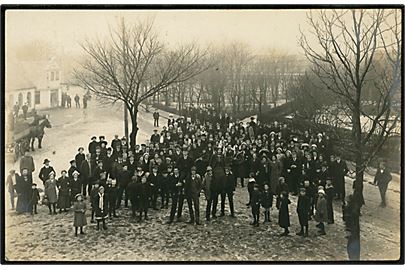 Vejen. Fotokort med stor folkemængde. Anvendt i Vejen d. 25.04.1913.