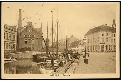 Aarhus. Aagade. I hjørnehuset ses Fotorama. Ernst Larsen no. 82.