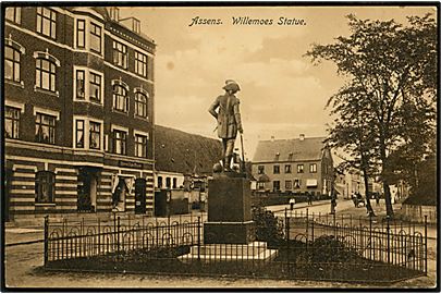 Assens. Willemoes Statue overfor Assens Kaffe Magasin. Johs. Brorsens u/no. 